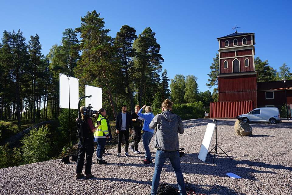 Teveinspelning vid Sala Silvergruva, ett teveteam intervjuar Hanna Odén från Länsstyrelsen